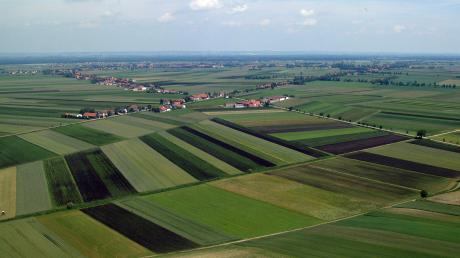 Beim Blick auf das Donaumoos aus der Luft zeigt sich schnell, dass die Landschaft einem „Flickerlteppich“ gleicht. Ein Flurneuordnungsverfahren könnte die einzelnen Wirtschaftsflächen neu ordnen und damit Effizienz schaffen. 