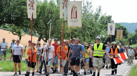 Mit Kreuzen und Fahnen, Gebeten und Gesängen, zogen rund 400 Oberhausener Wallfahrer auf dem Wemdinger Kreuzweg zur Gnadenbasilika Maria Brünnlein. 