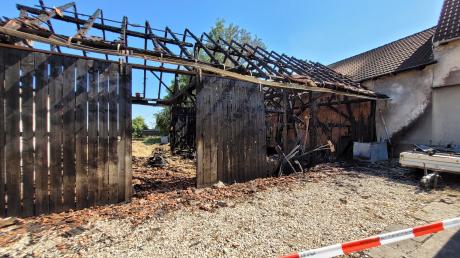 Bei dem Großbrand am Dienstagnachmittag in Klingsmoos sind insgesamt drei Gebäude komplett zerstört oder beschädigt worden, unter anderem dieser landwirtschaftliche Stadel, der komplett ausgebrannt ist.