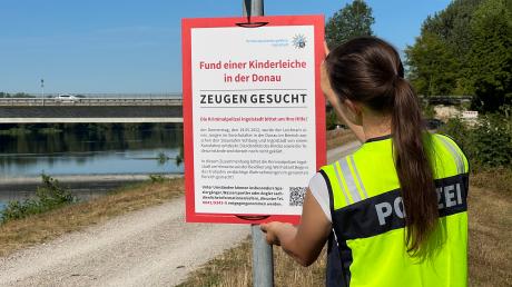 Nach dem Fund einer Kinderleiche in der Donau bei Vohburg sucht die Polizei weiter nach Hinweisen. Plakate mit Zeugenaufrufen werden aufgehängt.