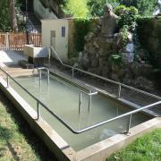 Das Wasser in der neu eröffneten Kneipp-Anlage am Stadtgraben ist nach nur kurzer Zeit verdreckt. Die Stadt Neuburg weist nun darauf hin, dass das Becken nicht zum Schwimmen oder Waschen verwendet werden soll.