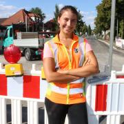 Die 27-jährige Bauingenieurin Alexandra Vogl aus Sinning ist als Bauleiterin der Firma Richard Schulz unter anderem für die Sanierung der Ingolstädter Straße verantwortlich.