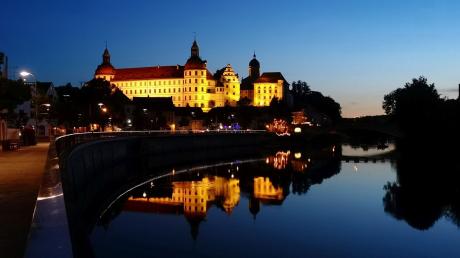 In Neuburg soll die Straßenbeleuchtung auf LED-Technik umgerüstet werden. Auch das Schloss erhält eine neue Beleuchtung.