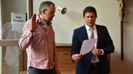 In der ersten Sitzung nach der Sommerpause nahm Bürgermeister Thomas Mack (r.) Hans-Jürgen Steinherr den Amtseid als neues Mitglied im Weicheringer Gemeinderat ab ab.