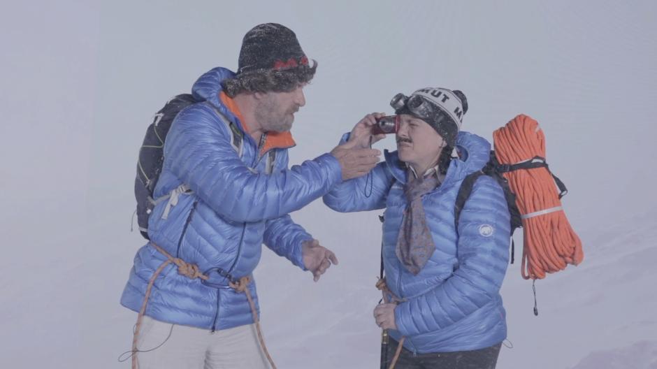 Szene aus dem zweiten Film rund um den Zauberer Schnitzel: Der Baron von Kettlitz (Kerstin Egerer, rechts) und Reinhold Messner (Stefan Glückstein) machen sich gemeinsam in die kalte Winterwelt der Berge auf.