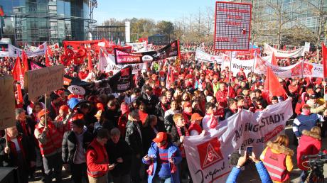 Die Veranstalter schätzten, dass auf der Kundgebung in Ingolstadt rund 15.000 Mitarbeitende für eine Lohnerhöhung beim Tarif in der Metall- und Elektroindustrie streikten.