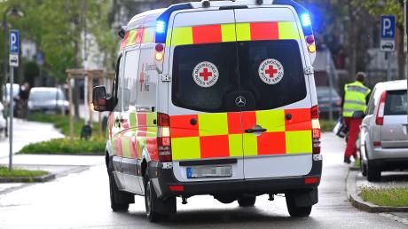 Eine 42-jährige Frau hat sich bei Arbeiten in einem Offinger Betrieb schwer am Finger verletzt und musste mit dem Rettungswagen ins Krankenhaus gebracht werden.