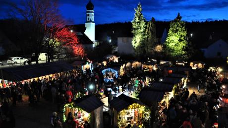 Wie ein Dorf ist der Unterhausener Weihnachtsmarkt aufgebaut, abends ist er besonders stimmungsvoll.