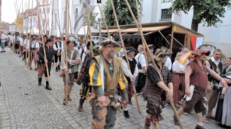 Eine furchteinflößende Streitmacht stellen die Landsknechte auch beim Schlossfest 2023. 150 Teilnehmer sind an beiden Wochenenden im Einsatz.