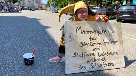 Sepp Egerer hat sich als "Aktivist" vor dem Schloßfest-Umzug in der Luitpoldstraße festgeklebt.