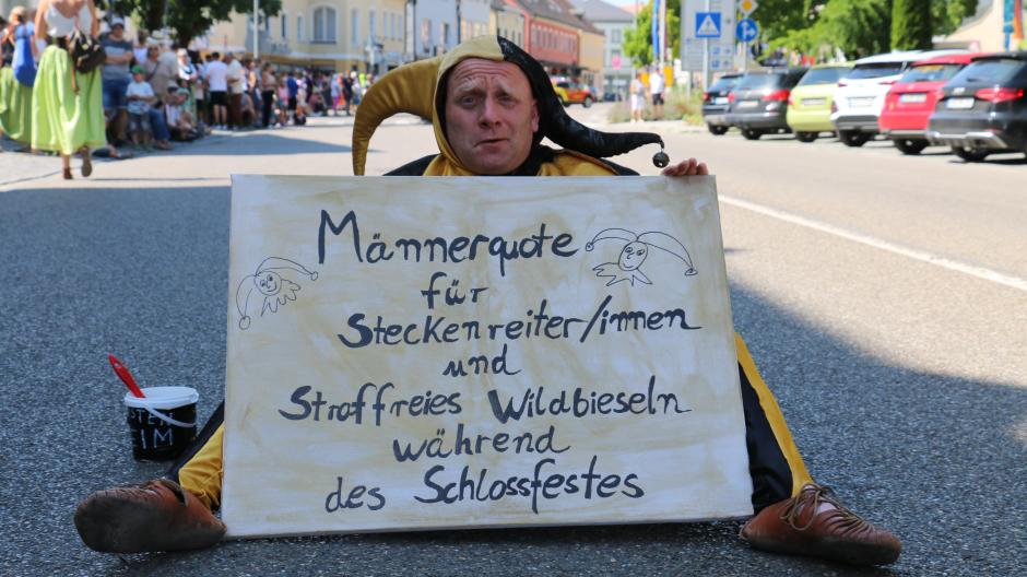 Sepp Egerer übernimmt in Neuburg viele Rollen: Hier als Narr beim Neuburger Schloßfest.
