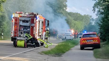 Auf der Staatsstraße 2043 bei Neuburg hat der Motor eines Autos Feuer gefangen. 