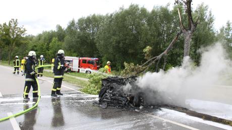 Der Unfall in Bergheim, bei dem ein E-Auto in Flammen aufging, bedeutete für die Feuerwehren einen besonderen Einsatz.
