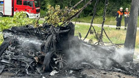 Das Feuer hat vom elektrischen BMW nicht mehr viel übrig gelassen. Das Fahrzeug war bei Bergheim gegen einen Baum gekracht.
