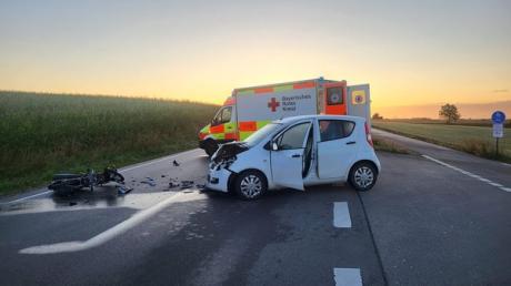 Bei einem Unfall zwischen Neuburg und Bergheim hat sich ein Mopedfahrer schwer verletzt.