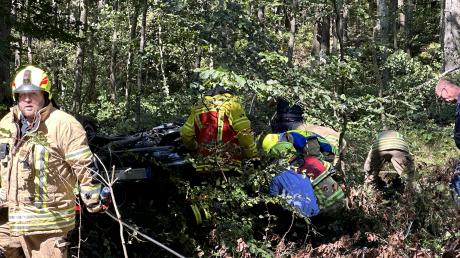 Ein 22-Jähriger wurde bei einem Unfall Dienstagmittag bei Schrobenhausen schwer verletzt. Er kam aus bislang ungeklärter Ursache von der Fahrbahn ab. 