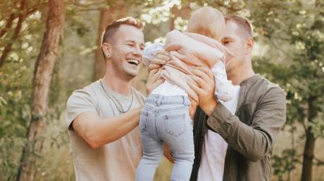 Horst und Manuel Pfister haben mithilfe einer Leihmutter aus den USA ein Kind bekommen. Das Mädchen, das die beiden auf Instagram nur Littleone nennen, soll Anfang Mai einen Bruder bekommen.