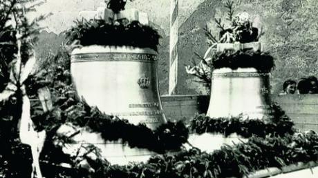 Die beiden Glocken für die Pfarrei Zell im Jahre 1953 bei ihrer Weihe, gespendet von Kronprinz Rupprecht. Fotos: Wagner