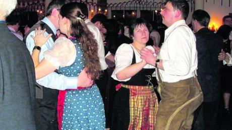 Eng ging es zu auf der Tanzfläche beim Ball der Landwirtschaft. Neben Auftritten der Faschingsgesellschaften schwangen die Besucher gerne selbst das Tanzbein. Fotos (2): Doris Bednarz