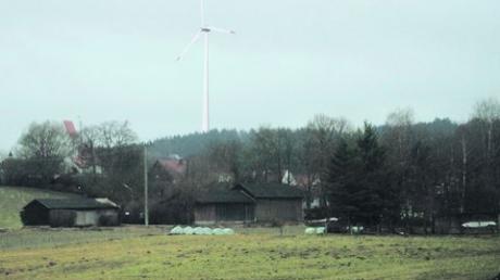 Dorfansicht mit Windrad: So könnte die geplante Anlage im Kugelholz südwestlich des Ortes die Silhouette von Schönesberg überragen. Foto: Eibel, Montage: Schütz