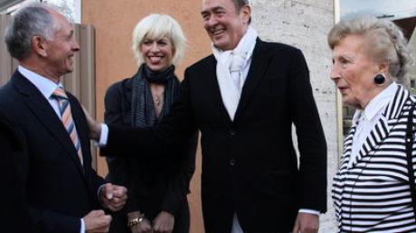 Gut gelaunt überraschte Bernd Eichinger im September 2010 seinen Jugendfreund Ernst Gebert (links). Zusammen mit Ehefrau Katja und Mutter Ingeborg war er zum Filmpremiere von "Der Bildmacher" gekommen.