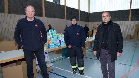 In Hurlach läuft eine groß angelegte Hilfsaktion für die Ukraine. Von links: Bürgermeister Andreas Glatz, Feuerwehrkommandant Markus Schmid und Sokol Hoxha (Vorsitzender „Jugend mit einer Mission“). 