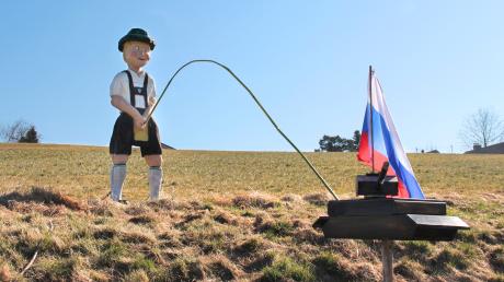 Seit Sonntagvormittag steht am Ortsausgang von Apfeldorf der Biesl-Bazi, der einen Panzer mit russischer Flagge als Ziel hat. Es ist eine Installation des Apfeldorfer Künstlers Markus Wagner.  