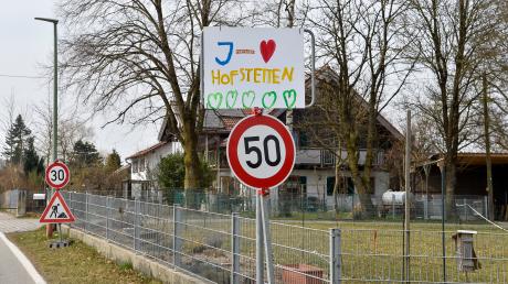 Am Ortseingang von Hofstetten begrüßt die Autofahrer ein selbst gefertigtes Schild. Wie in einigen anderen Gemeinden im Landkreis auch, wurden in Hofstetten mehrere Ortseingangsschilder gestohlen.  