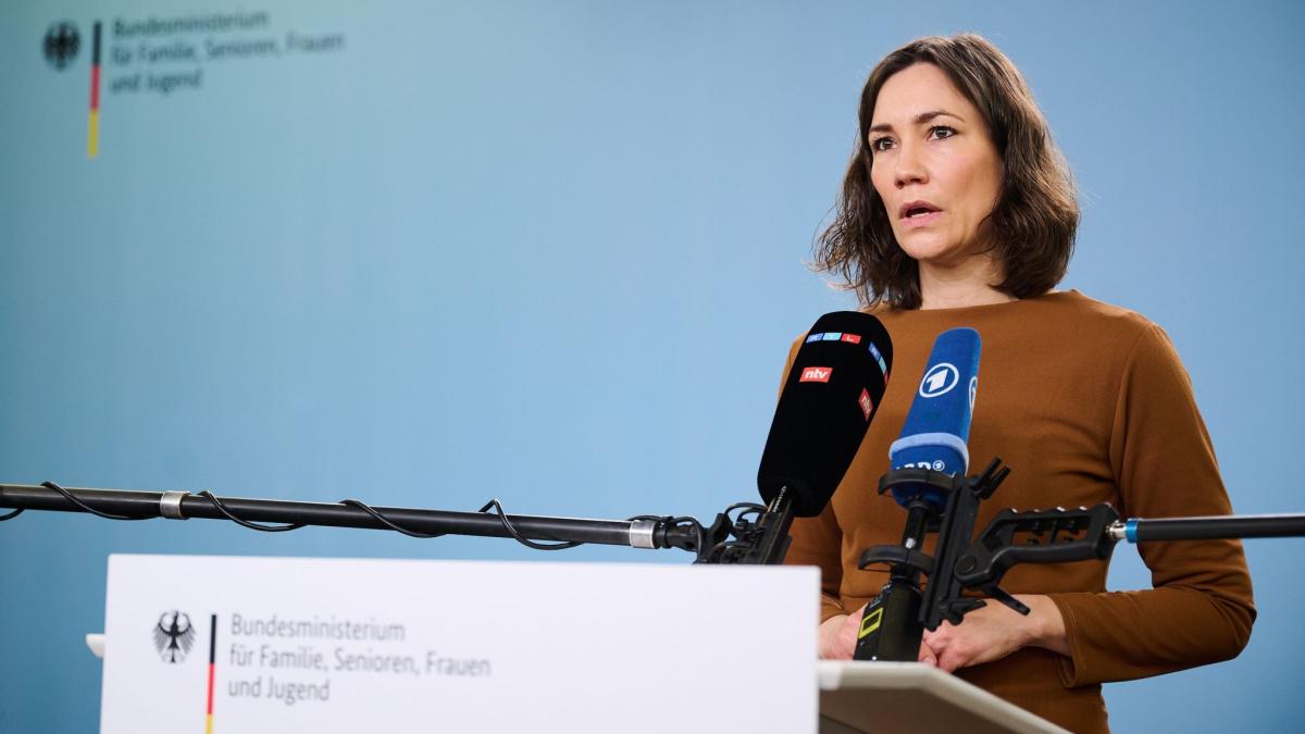#Regierung: Ministerin Spiegel entschuldigt sich für Urlaub nach Flut