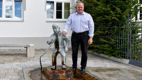 Als das Foto gemacht wurde, floß das Wasser: Mittlerweile hat Hurlachs Bürgermeister Andreas Glatz (Bild) den Brunnen vor dem Rathaus abgestellt.  