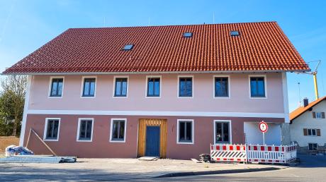 Der ehemalige Gasthof Happerger in Ludenhausen wird derzeit zu einem Dorfgemeinschaftshaus umgebaut. Dabei helfen zahlreiche Ehrenamtliche mit. In dem Gebäude sollen künftig mehrere Vereine eine Heimat finden. 