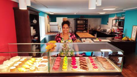Denise Peters bringt mit ihrer Patisserie „Süßwahn“ französische Atmosphäre nach Finning, wo sie jetzt in einer früheren Bäckereifiliale französisches Gebäck produziert und verkauft. 
