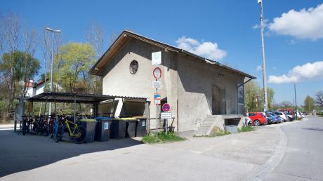 Zwei Architekten, die für  die Gemeinde Schondorf tätig sind, sehen im Güterschuppen am Bahnhof und dessen Umfeld einiges Entwicklungspotenzial.