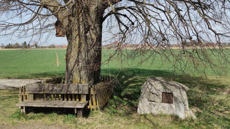 Auf einem Feld bei Egling erinnert ein Gedenkstein an den Absturz der Fliegerlegende Adrian Warburton. Der Militärpilot war dort am 12. April 1944 abgestürzt und tödlich verunglückt. 