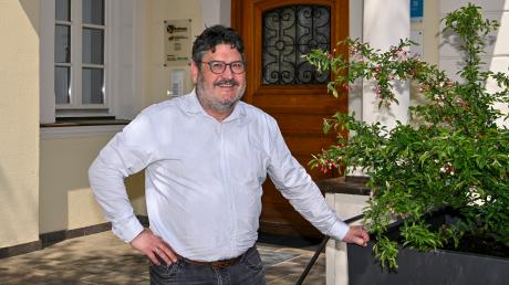 Erwin Karg vor dem Rathaus in Leeder. Der 57-Jährige ist seit 20 Jahren Bürgermeister in der Gemeinde Fuchstal. Am Ende der Wahlperiode Ende April 2026 ist allerdings Schluss. 