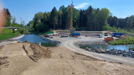 Für den Bau des Hochwasserrückhaltebeckens bei Holzhausen wurde viel Erdreich bewegt und die Singold umgeleitet.