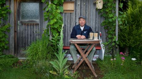 Fritz Weiß aus Asch sitzt vor seinem Gartenhäuschen. Dort und in seiner Werkstatt verbringt er viel Zeit, um für Vögel Nistkästen zu bauen und instand zu setzen.  