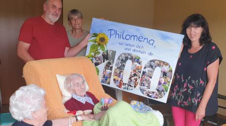 Philomena Buttner aus Windach konnte jetzt ihren 100. Geburtstag begehen. Unter den Gratulanten waren (von links) ihre beste Freundin aus Windach, Wilma Bayr, ihr Neffe Dietmar Wallner mit Frau Irmgard und Tochter Andrea Albrecht. 
