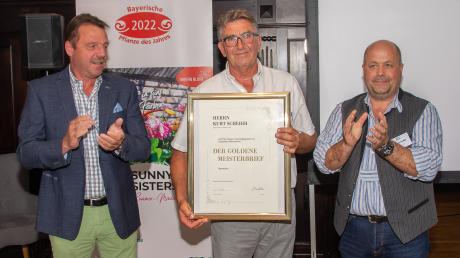 Kurt Scherdi (Mitte) erhielt als Dank für sein Engagement im Bayerischen Gärtnerei-Verband den „Goldenen Meisterbrief“.  