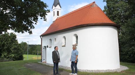 Bürgermeister Albert Thurner (links) und Architekt Klaus Pilz stehen vor der sanierten Antoniuskapelle. Nicht nur außen, auch innen erstrahlt die Kapelle in neuem Glanz.  