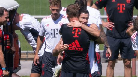 Adios Coach: Robert Lewandowski verabschiedet sich von Bayern-Trainer Julian Nagelsmann (vorne).