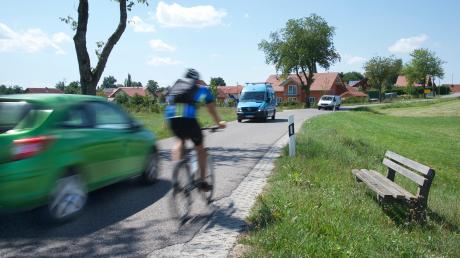 Die Straße zwischen Stoffen und Lengenfeld (Hintergrund) ist für Radfahrer gefährlich, deshalb wird ein Radweg gebaut.