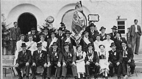 Ein Bild aus alten Zeiten: Dieses Foto entstand bei der Fahnenweihe von Diana Issing im Jahr 1954 – am Sonntag wird das 125-jährige Bestehen gefeiert.