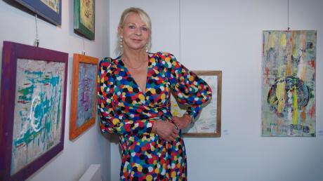 Erfolgsautorin Rita Falk lebte einige Zeit im südlichen Landkreis Landsberg. Nach dem Tod ihres Mannes ist sie aus der Gemeinde Denklingen weggezogen. Mittlerweile malt die 58-Jährige und stellt derzeit in Denklingen aus.