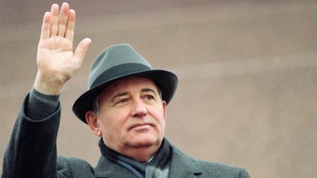 Michail Gorbatschow, damals Generalsekretär der Kommunistischen Partei der Sowjetunion, winkt während einer Feier zum Tag der Revolution im Jahr 1989 von der Tribüne des Roten Platzes in Moskau.