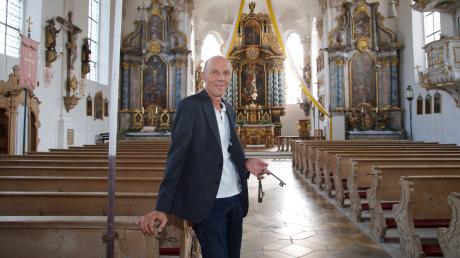 Kirchenpfleger Ingo Krafsig erklärt die Besonderheiten der Kirche St. Martin in Thaining. 