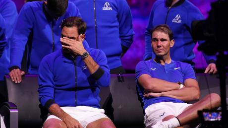 Roger Federer (l) und sein Doppelpartner Rafael Nadal vergießen nach dem Match einige Tränen.
.