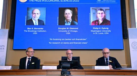 Der Nobelpreis für Wirtschaftswissenschaften geht in diesem Jahr an die drei US-Ökonomen Ben Bernanke (Monitor,l-r), Douglas Diamond und Philip Dybvig.