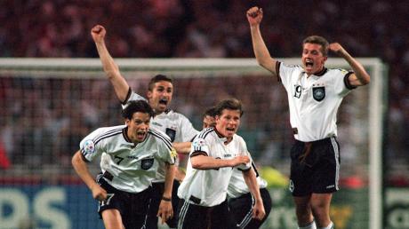 Christian Ziege, Stefan Kuntz, Stefan Reuter und Thomas Strunz (von links) jubeln nach dem Sieg im Elfmeterschießen bei der EM 1996.