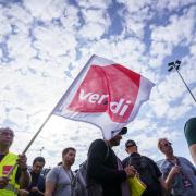 Die Gewerkschaft Verdi und die EVG könnten mit Aufrufen zu Warnstreiks am 27. März 2023 den Verkehr in ganz Deutschland lahmlegen.